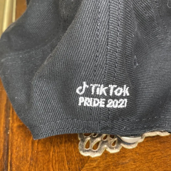 Bundle Tik ToK Pride 2021 “Free To Be” long sleeve shirt &  baseball hat - Picture 9 of 11